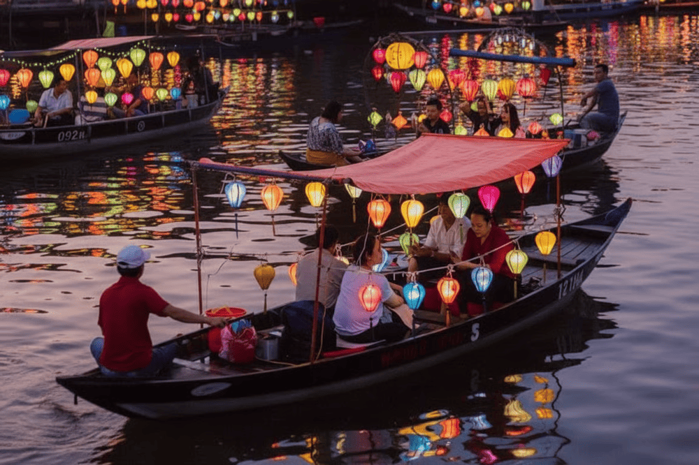 Visitors should wear comfortable, easy-to-move-in outfits while exploring the poetic Hoai River in Hoi An